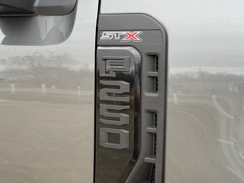 Ford Super Duty F-250 SRW Vehicle Full-screen Gallery Image 5