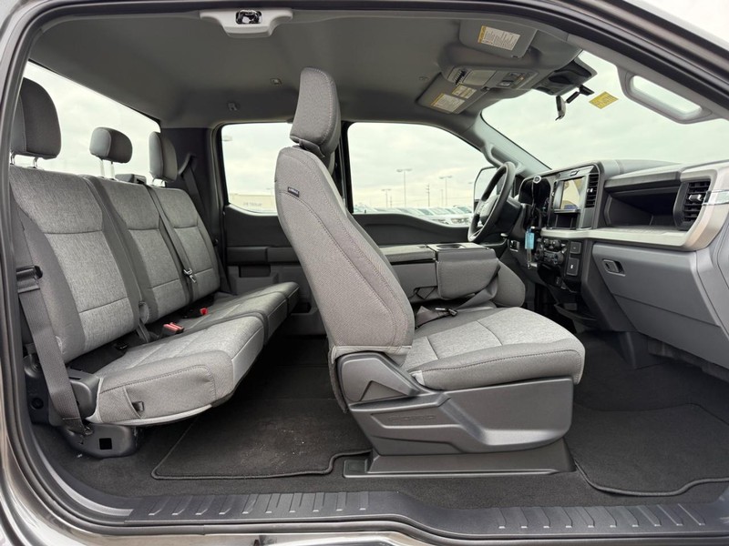 Ford Super Duty F-250 SRW Vehicle Full-screen Gallery Image 6