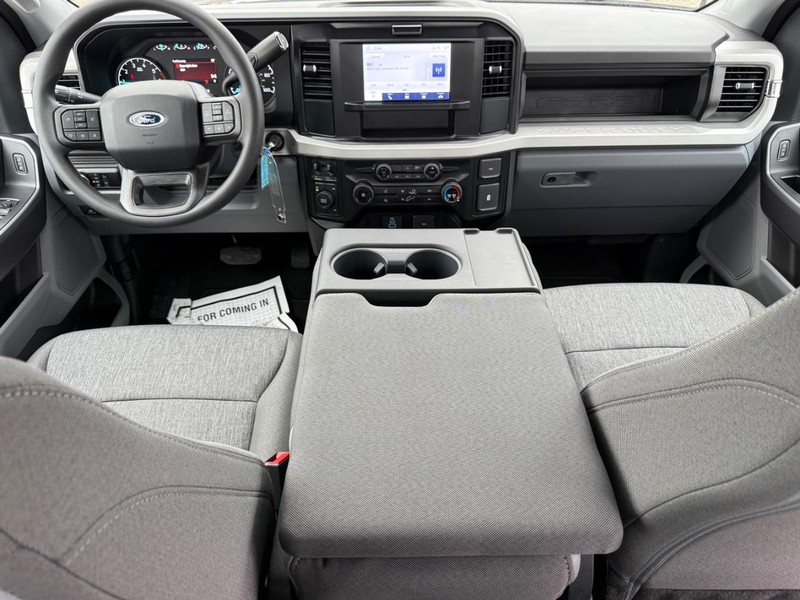 Ford Super Duty F-250 SRW Vehicle Full-screen Gallery Image 7