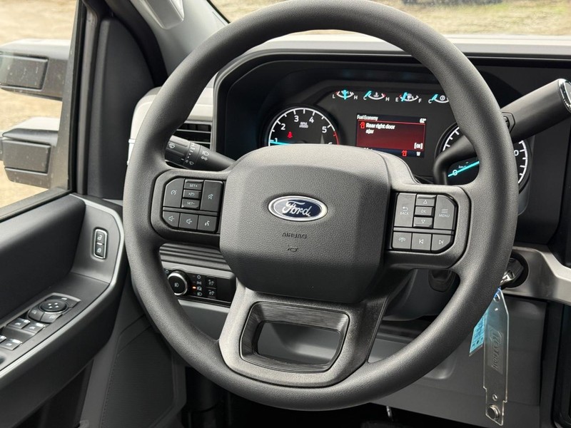 Ford Super Duty F-250 SRW Vehicle Full-screen Gallery Image 8