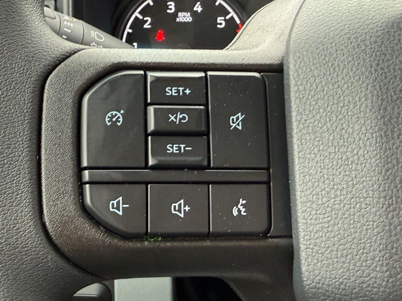 Ford Super Duty F-250 SRW Vehicle Full-screen Gallery Image 9