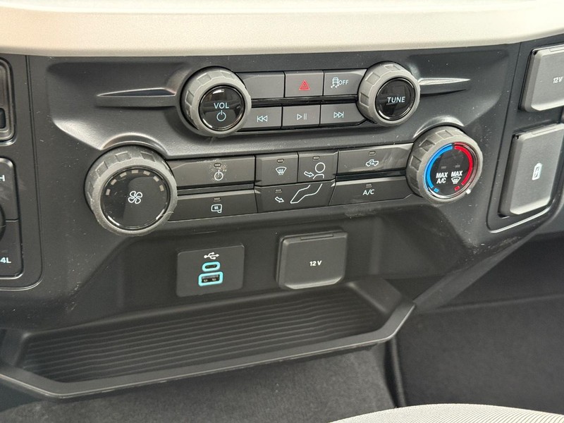 Ford Super Duty F-250 SRW Vehicle Full-screen Gallery Image 14