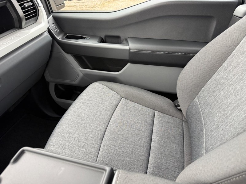 Ford Super Duty F-250 SRW Vehicle Full-screen Gallery Image 16