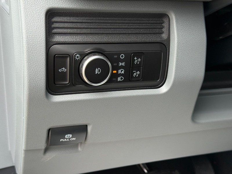 Ford Super Duty F-250 SRW Vehicle Full-screen Gallery Image 17