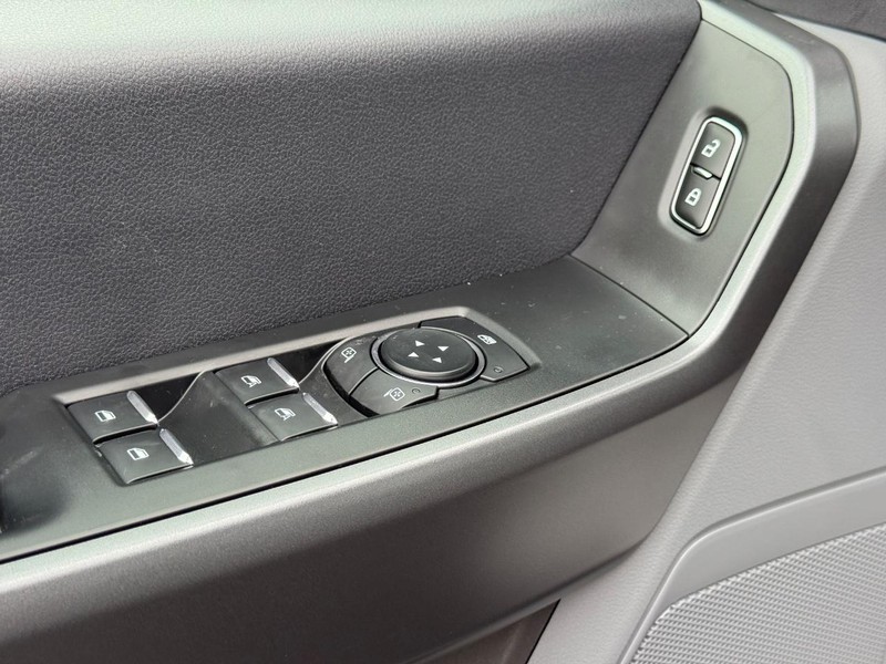 Ford Super Duty F-250 SRW Vehicle Full-screen Gallery Image 18