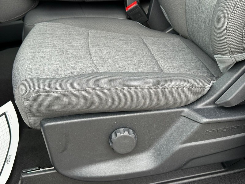 Ford Super Duty F-250 SRW Vehicle Full-screen Gallery Image 19