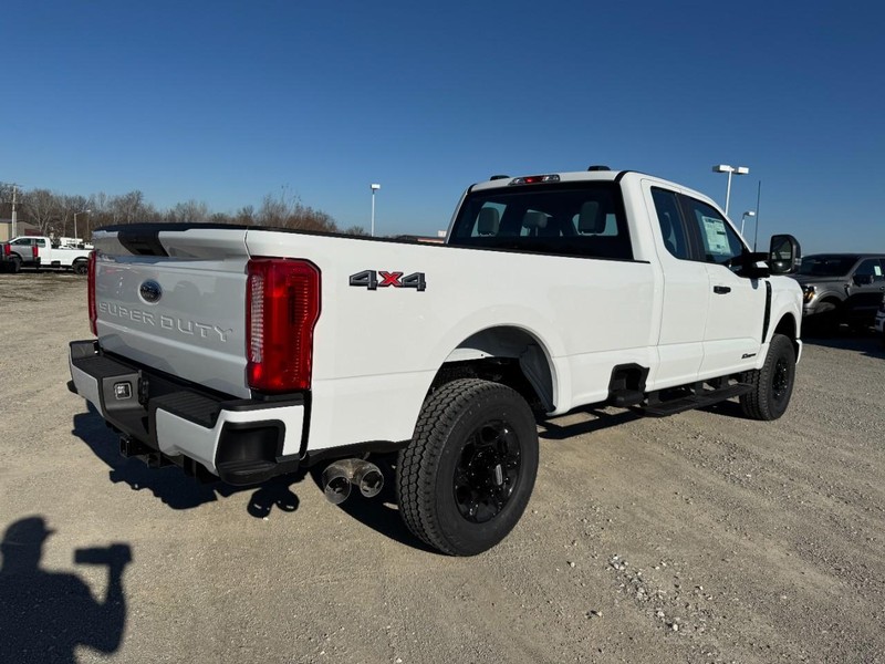 Ford Super Duty F-350 SRW Vehicle Full-screen Gallery Image 3