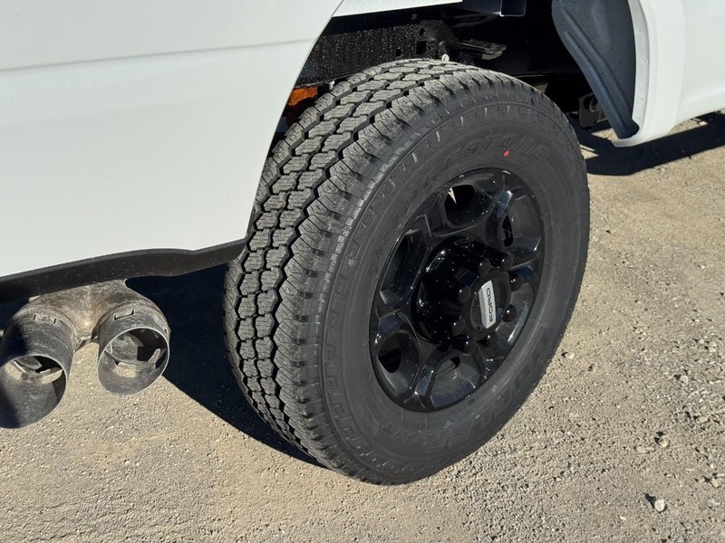 Ford Super Duty F-350 SRW Vehicle Full-screen Gallery Image 4