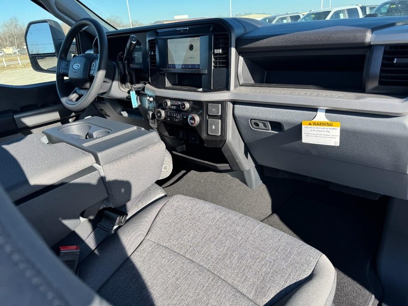 Ford Super Duty F-350 SRW Vehicle Full-screen Gallery Image 6