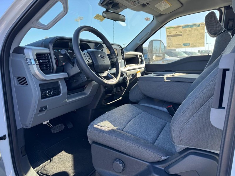 Ford Super Duty F-350 SRW Vehicle Full-screen Gallery Image 8