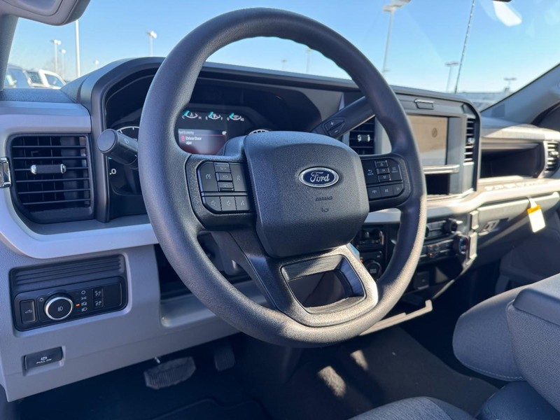 Ford Super Duty F-350 SRW Vehicle Full-screen Gallery Image 9