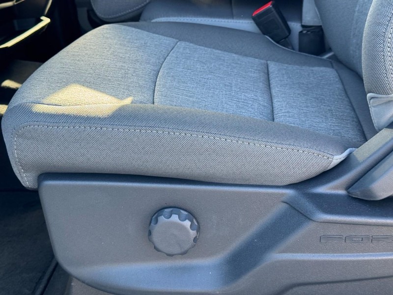 Ford Super Duty F-350 SRW Vehicle Full-screen Gallery Image 11