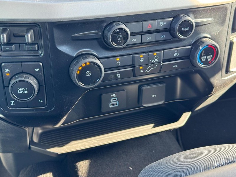 Ford Super Duty F-350 SRW Vehicle Full-screen Gallery Image 15