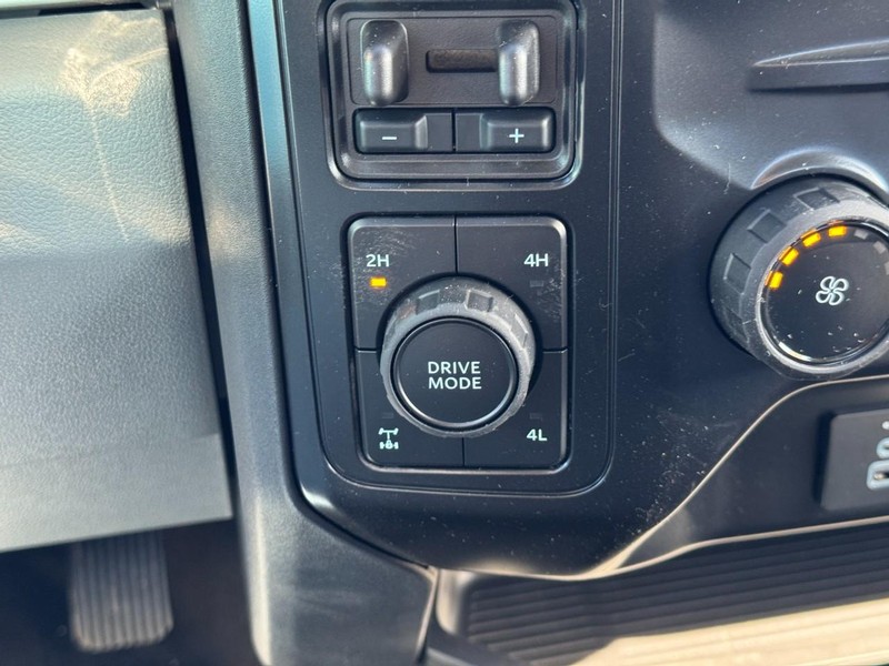 Ford Super Duty F-350 SRW Vehicle Full-screen Gallery Image 16