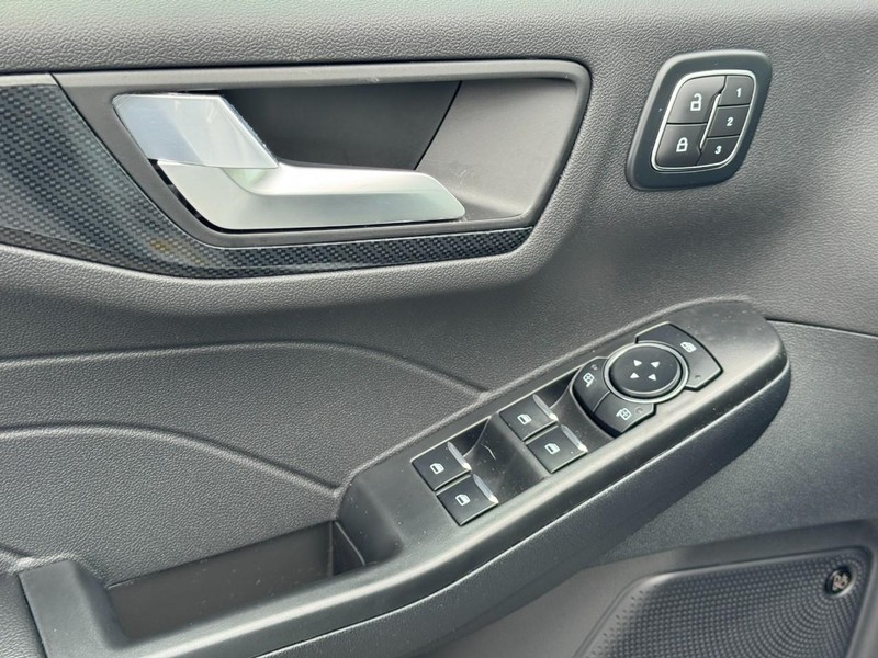 Ford Escape Vehicle Full-screen Gallery Image 10