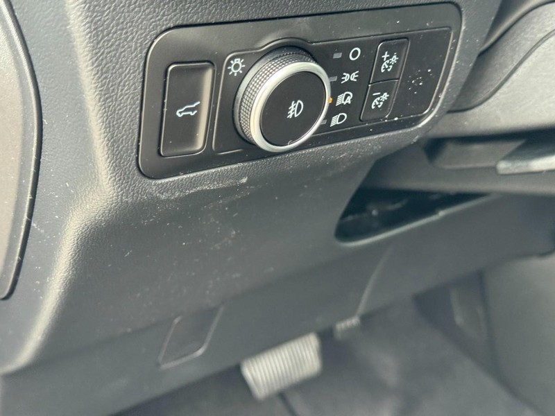 Ford Escape Vehicle Full-screen Gallery Image 11