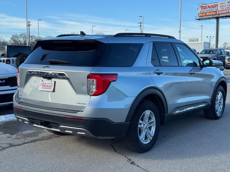 Ford Explorer Vehicle Full-screen Gallery Image 3