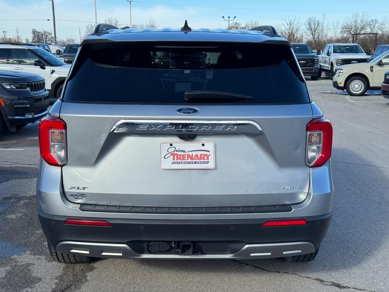 Ford Explorer Vehicle Full-screen Gallery Image 5