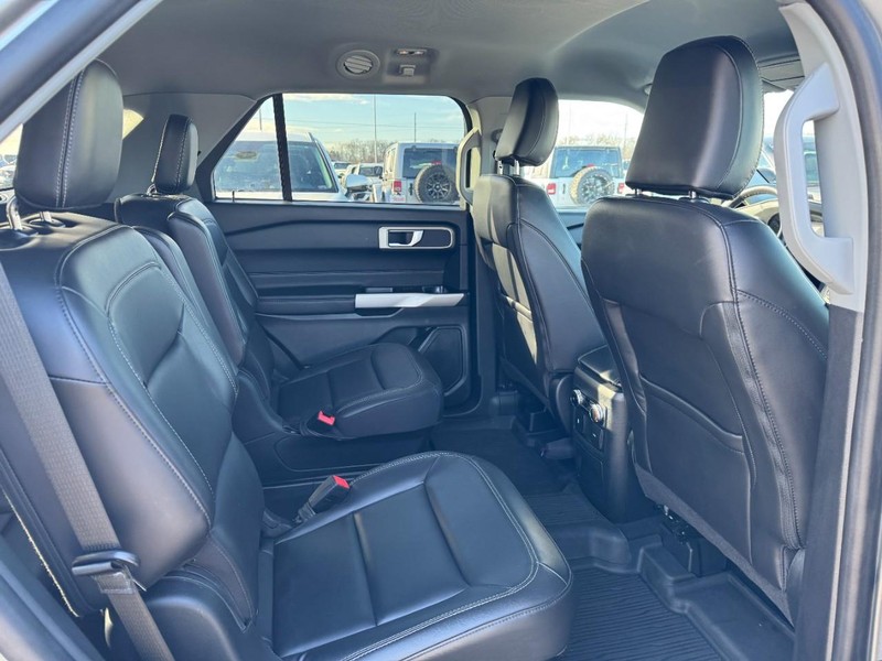 Ford Explorer Vehicle Full-screen Gallery Image 10