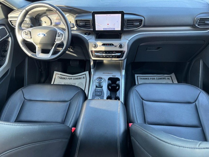 Ford Explorer Vehicle Full-screen Gallery Image 12