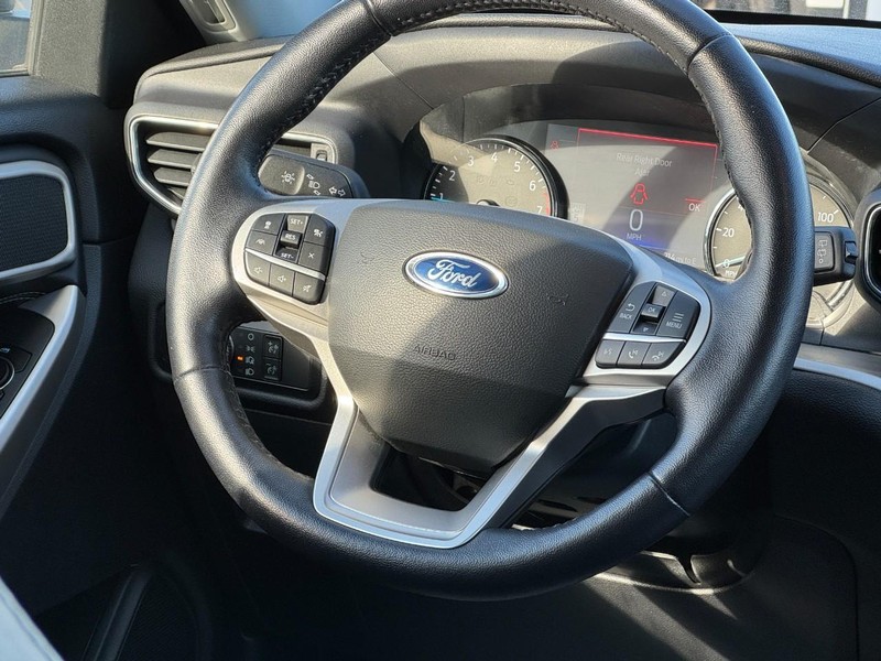 Ford Explorer Vehicle Full-screen Gallery Image 13