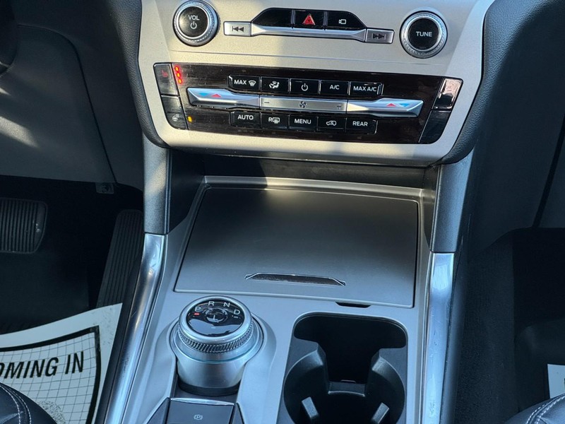 Ford Explorer Vehicle Full-screen Gallery Image 15