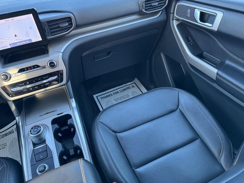 Ford Explorer Vehicle Full-screen Gallery Image 16