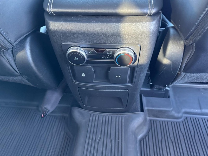 Ford Explorer Vehicle Full-screen Gallery Image 17