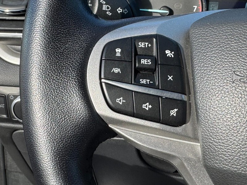 Ford Explorer Vehicle Full-screen Gallery Image 19