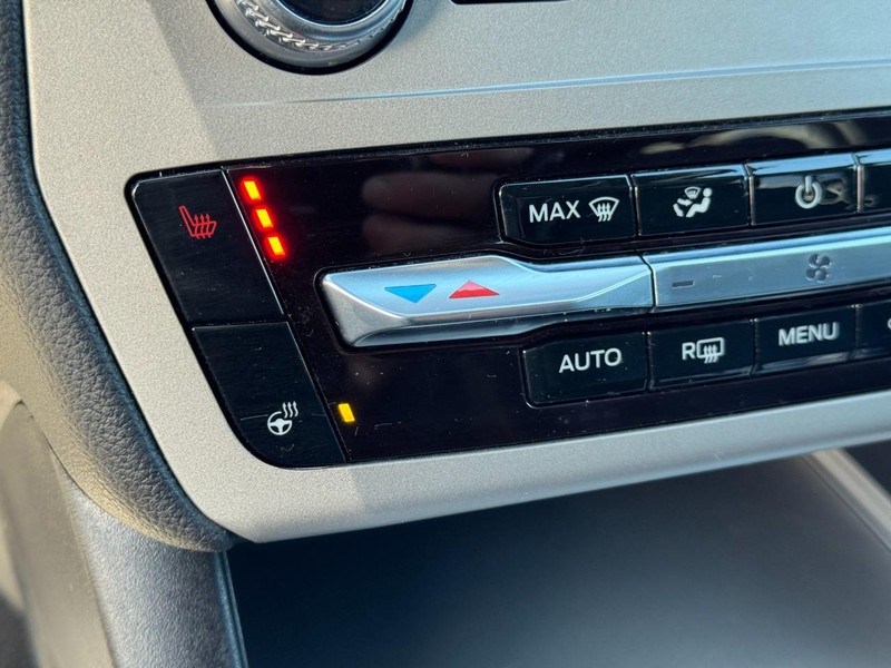 Ford Explorer Vehicle Full-screen Gallery Image 24