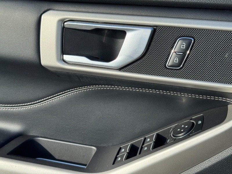 Ford Explorer Vehicle Full-screen Gallery Image 26