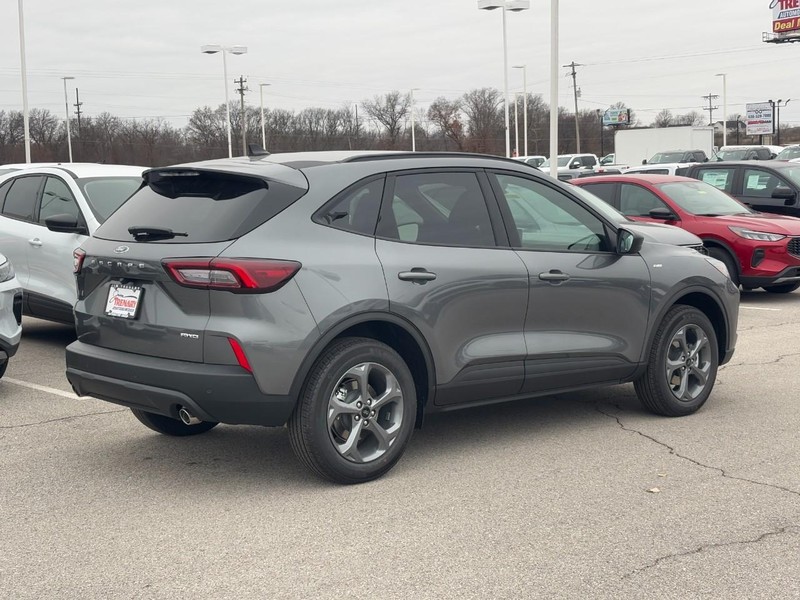 Ford Escape Vehicle Full-screen Gallery Image 3