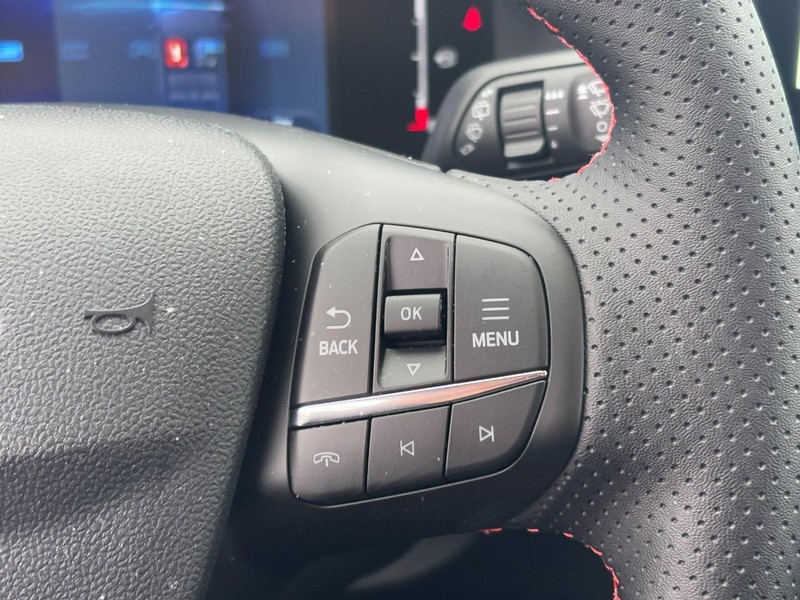 Ford Escape Vehicle Full-screen Gallery Image 12