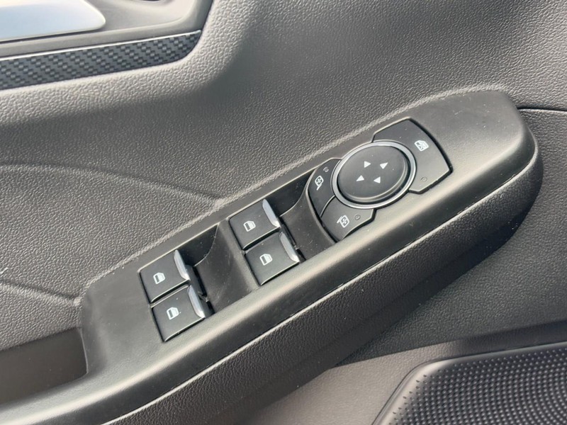 Ford Escape Vehicle Full-screen Gallery Image 17