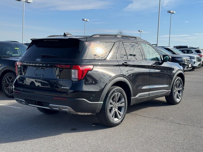 Ford Explorer Vehicle Image 03