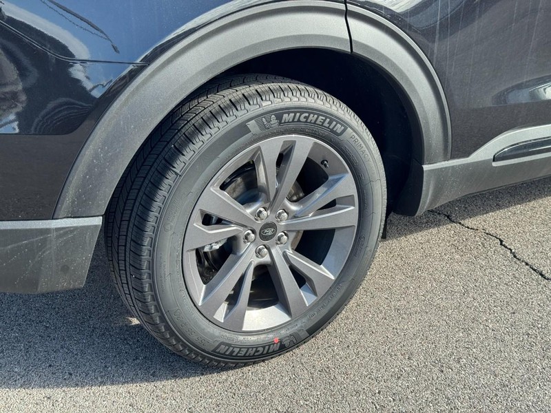 Ford Explorer Vehicle Image 04