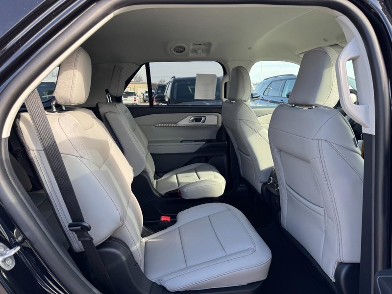Ford Explorer Vehicle Image 05
