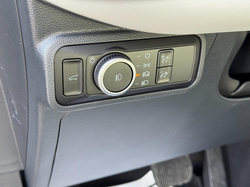 Ford Explorer Vehicle Image 14