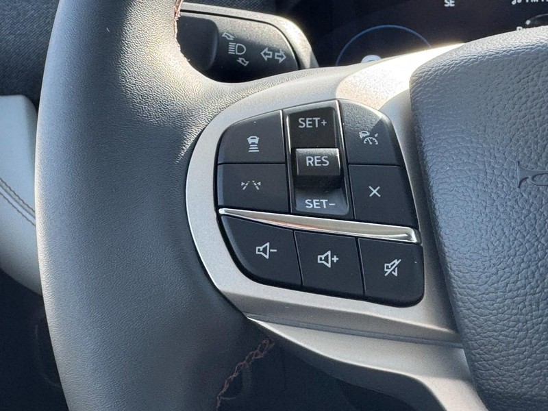 Ford Explorer Vehicle Image 15