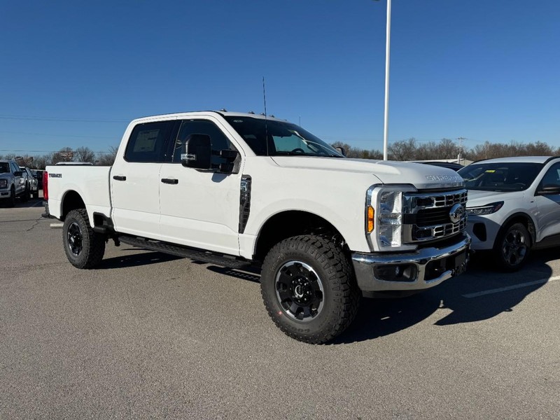 Ford Super Duty F-350 SRW Vehicle Full-screen Gallery Image 2