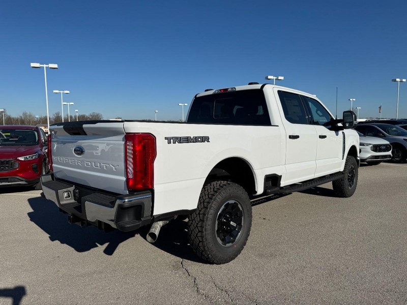 Ford Super Duty F-350 SRW Vehicle Full-screen Gallery Image 3