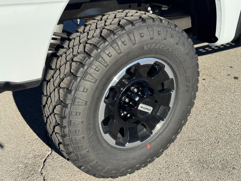 Ford Super Duty F-350 SRW Vehicle Full-screen Gallery Image 4