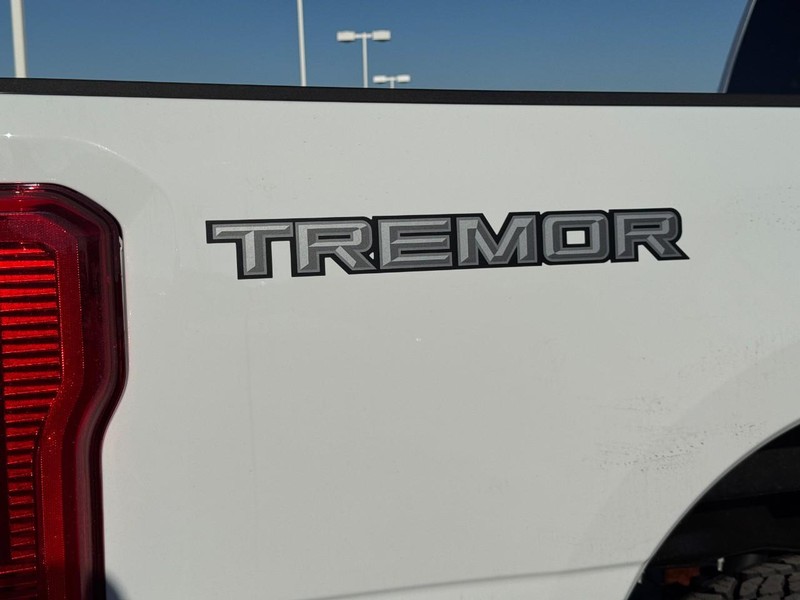 Ford Super Duty F-350 SRW Vehicle Full-screen Gallery Image 5