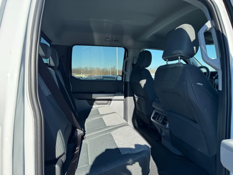 Ford Super Duty F-350 SRW Vehicle Full-screen Gallery Image 6