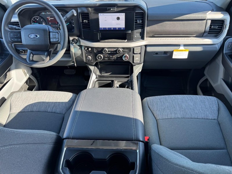 Ford Super Duty F-350 SRW Vehicle Full-screen Gallery Image 7