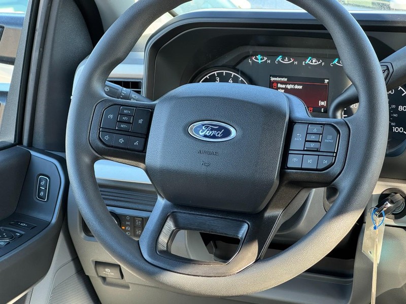 Ford Super Duty F-350 SRW Vehicle Full-screen Gallery Image 8