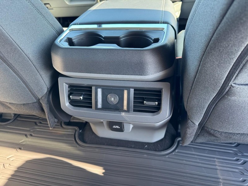 Ford Super Duty F-350 SRW Vehicle Full-screen Gallery Image 11