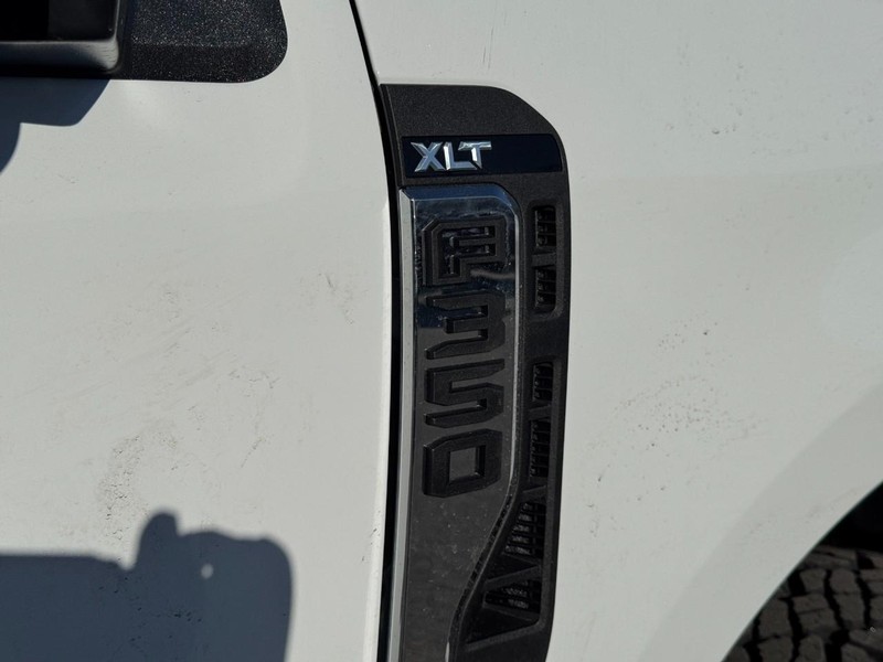 Ford Super Duty F-350 SRW Vehicle Full-screen Gallery Image 12