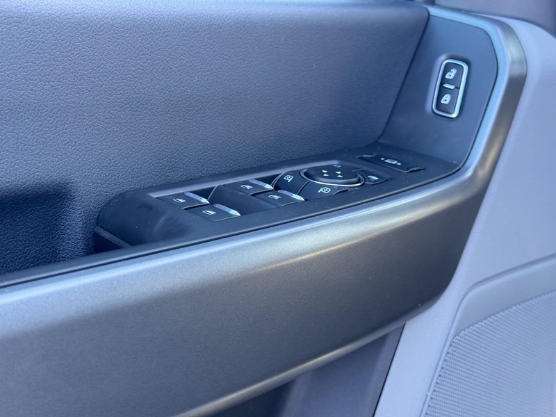 Ford Super Duty F-350 SRW Vehicle Full-screen Gallery Image 13