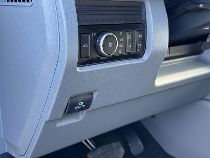 Ford Super Duty F-350 SRW Vehicle Full-screen Gallery Image 14